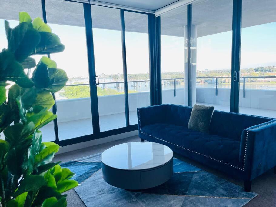 Stunning waterfront 3 bedroom condo with Pool, BBQ