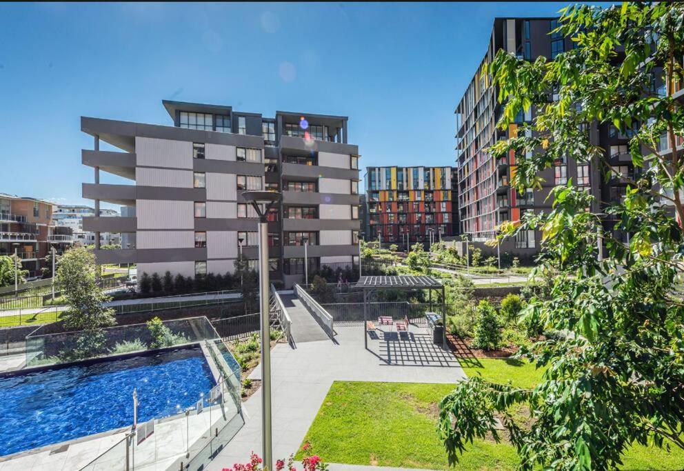 Stunning waterfront 3 bedroom condo with Pool, BBQ
