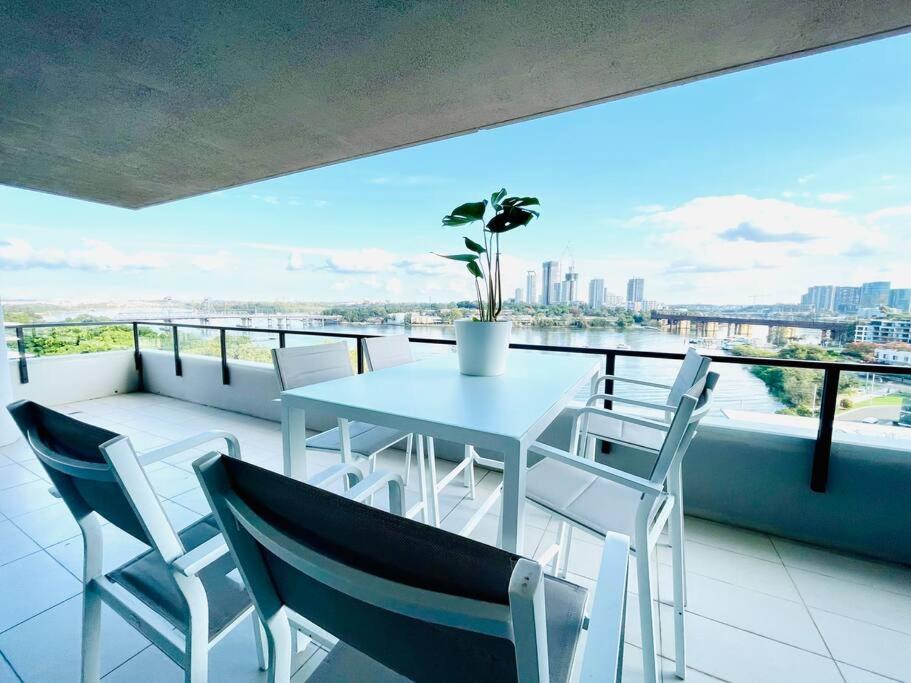 Stunning waterfront 3 bedroom condo with Pool, BBQ
