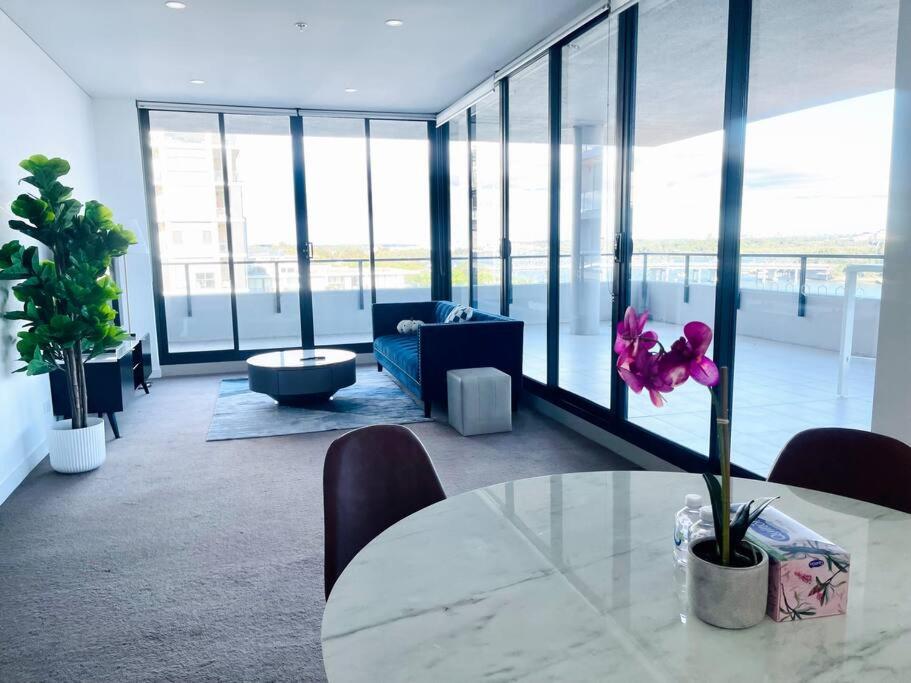 Stunning waterfront 3 bedroom condo with Pool, BBQ