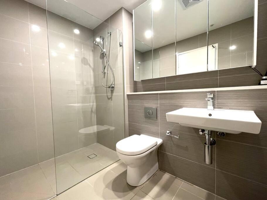 Stunning waterfront 3 bedroom condo with Pool, BBQ