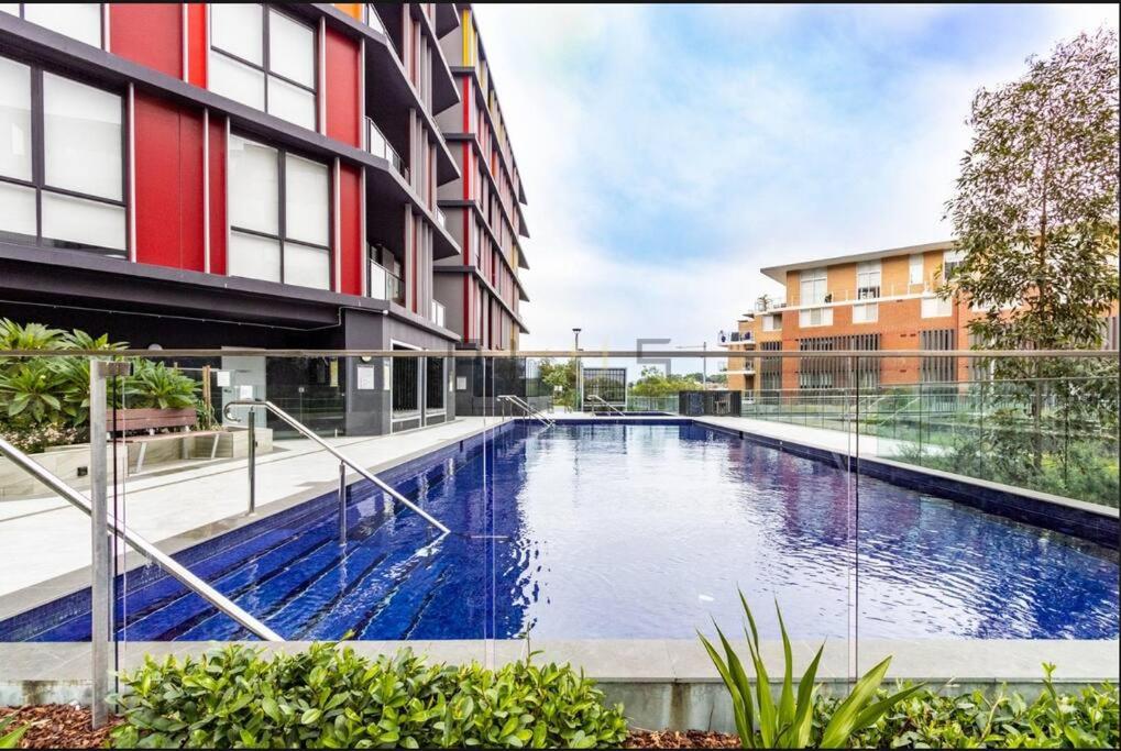 Stunning waterfront 3 bedroom condo with Pool, BBQ