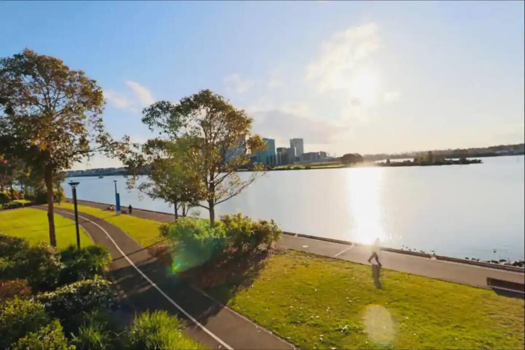 Stunning waterfront 3 bedroom condo with Pool, BBQ