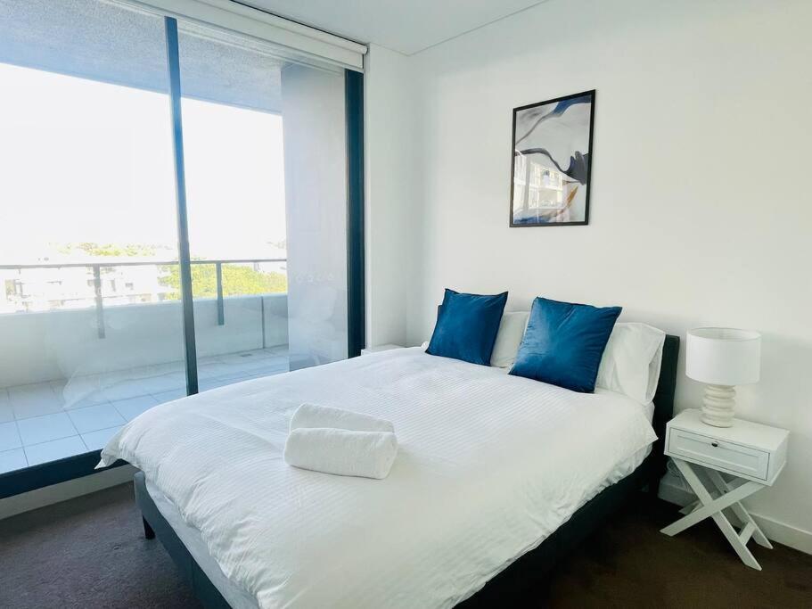 Stunning waterfront 3 bedroom condo with Pool, BBQ