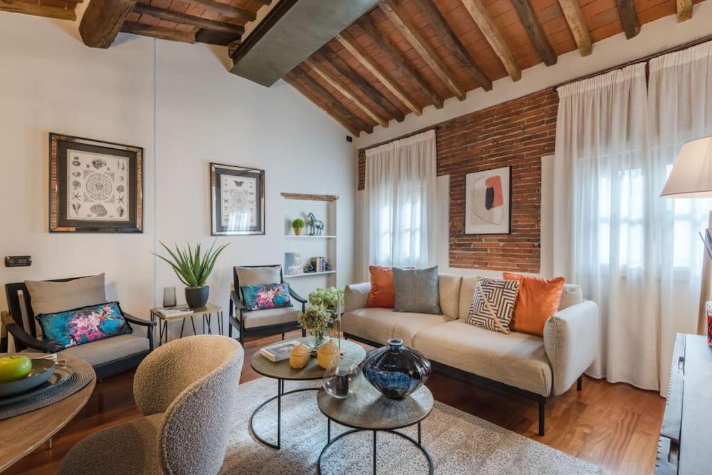 Dorina Penthouse 2 bedrooms 2 bathrooms in Lucca
