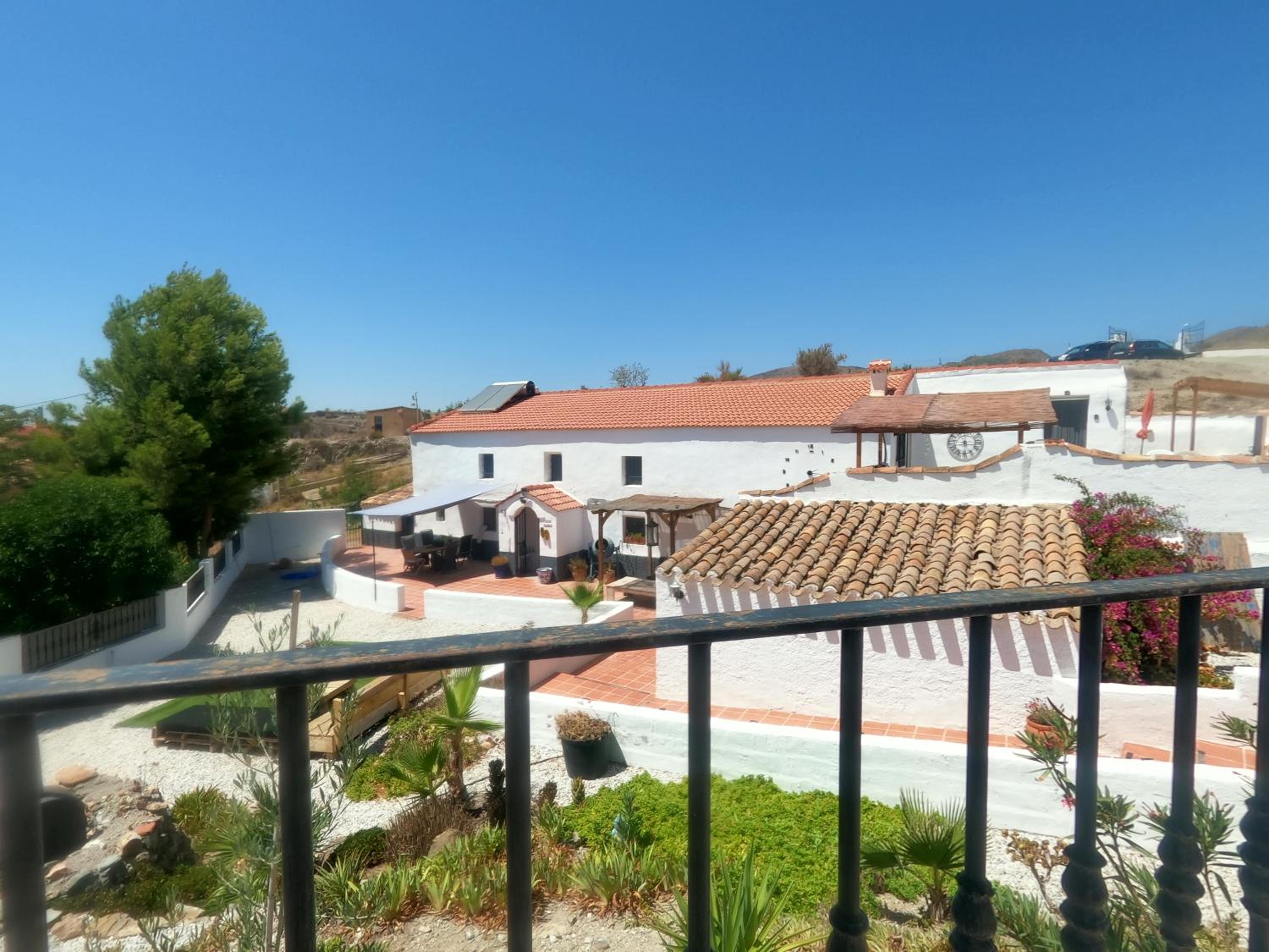 Cortijo naturista con vistas-clothing optional