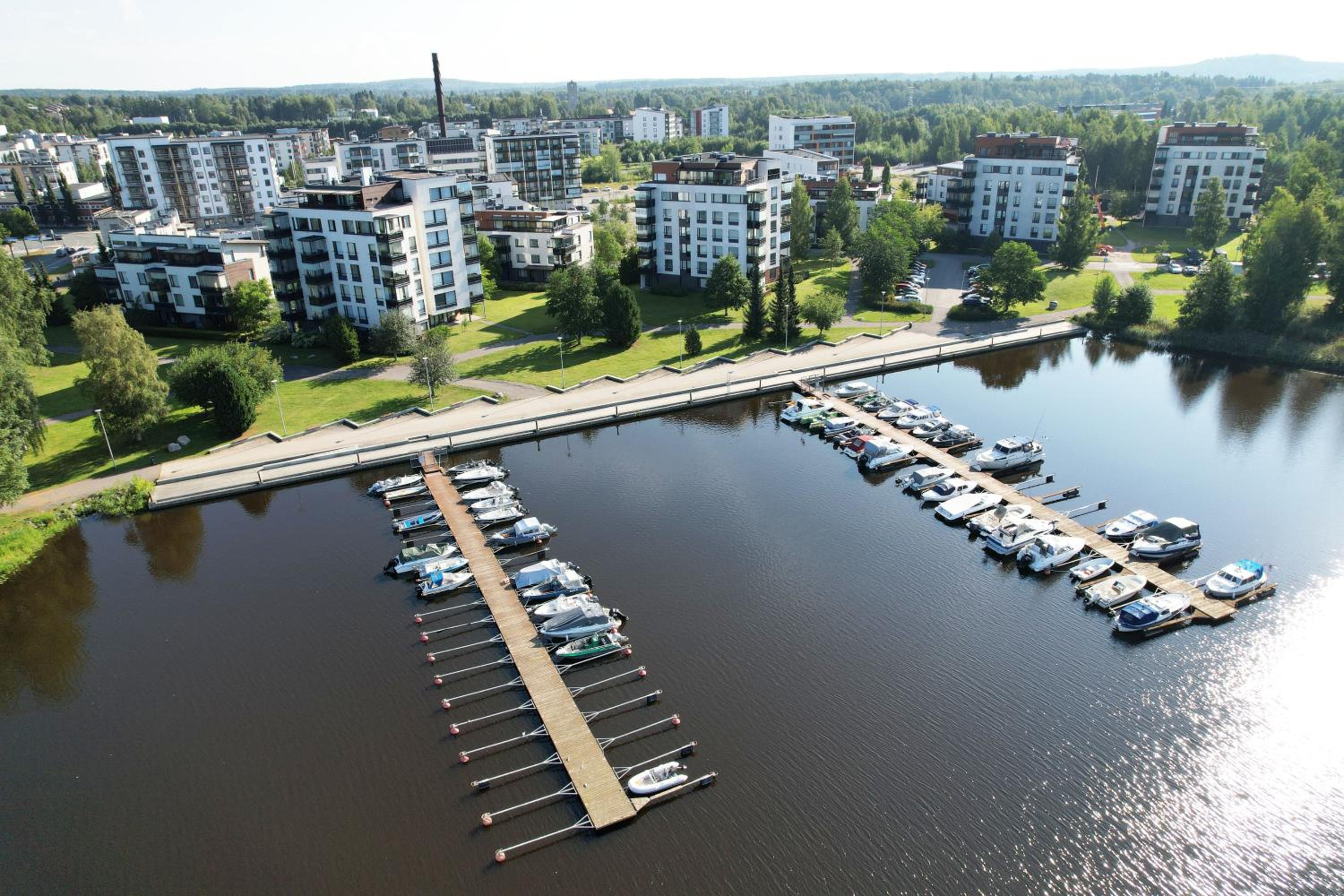 Valoisa huoneisto parvekkeella ja järvinäköalalla