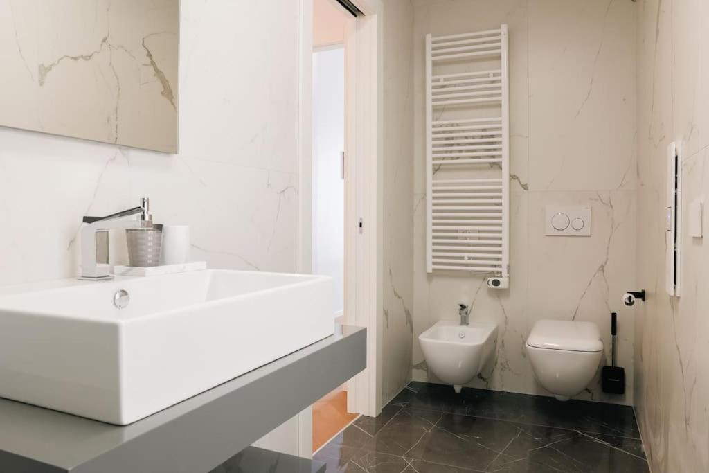 Luca's Luxury Flat in Palazzo Diaz-Private Parking 10 min Walk-Fee view 4