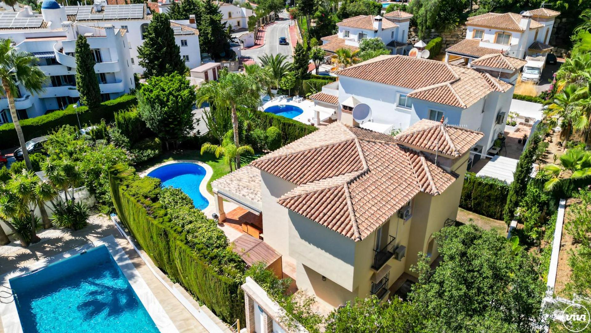 ViVi Homes -Villa Alpetona Private Pool, Garden & Terrace