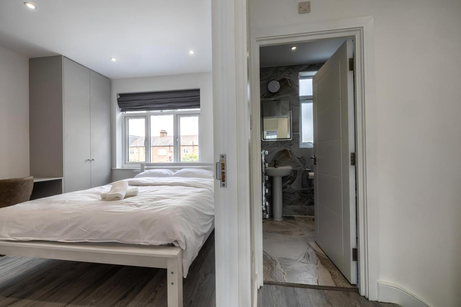 Modern home with driveway parking for 2 vehicles, near Tottenham Hotspur Stadium, White Hart Lane Train Station
