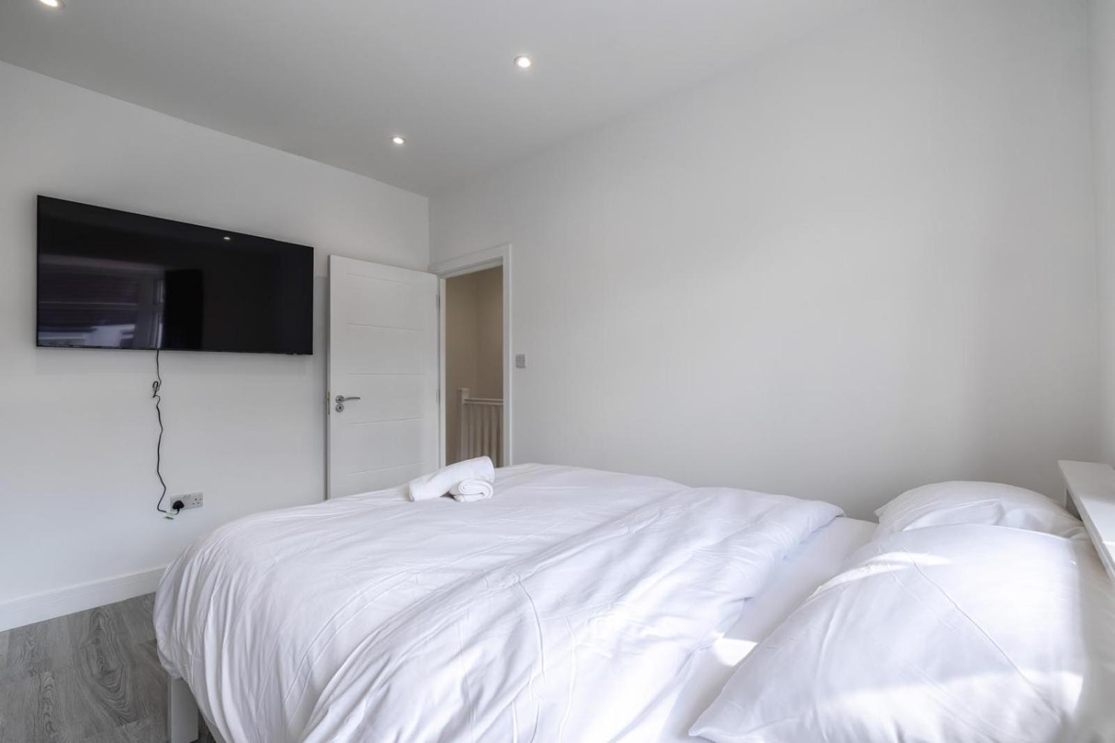 Modern home with driveway parking for 2 vehicles, near Tottenham Hotspur Stadium, White Hart Lane Train Station
