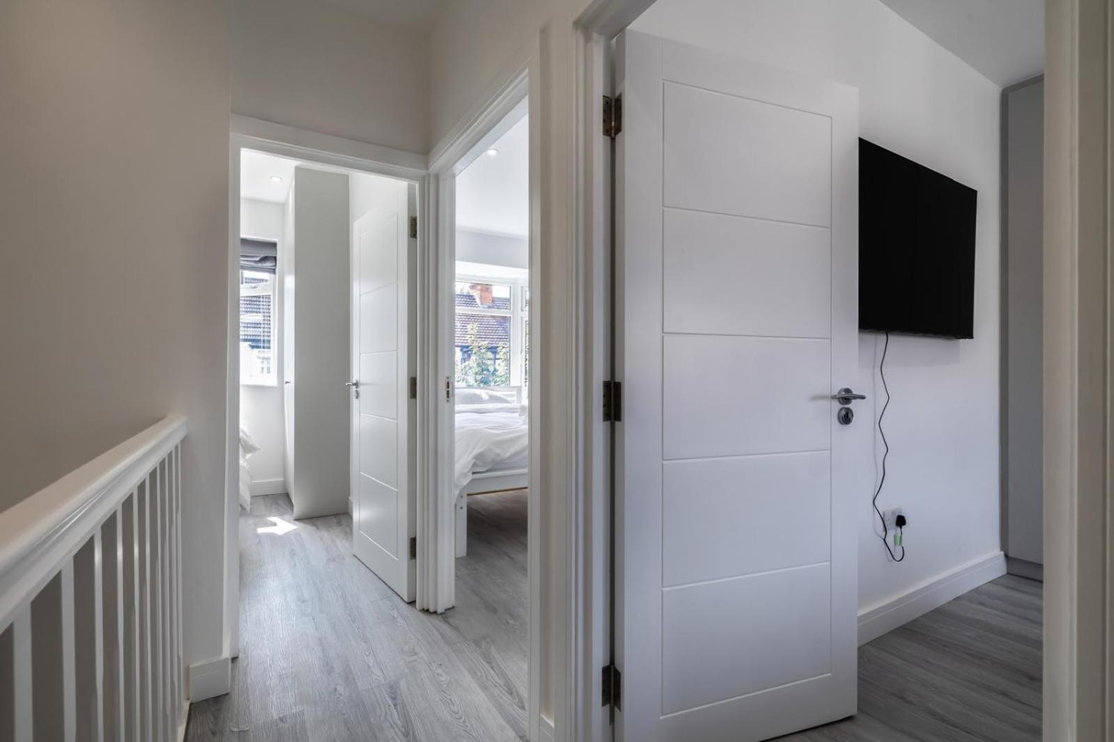 Modern home with driveway parking for 2 vehicles, near Tottenham Hotspur Stadium, White Hart Lane Train Station