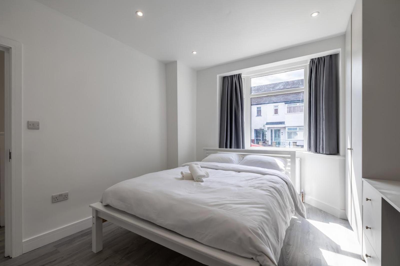 Modern home with driveway parking for 2 vehicles, near Tottenham Hotspur Stadium, White Hart Lane Train Station