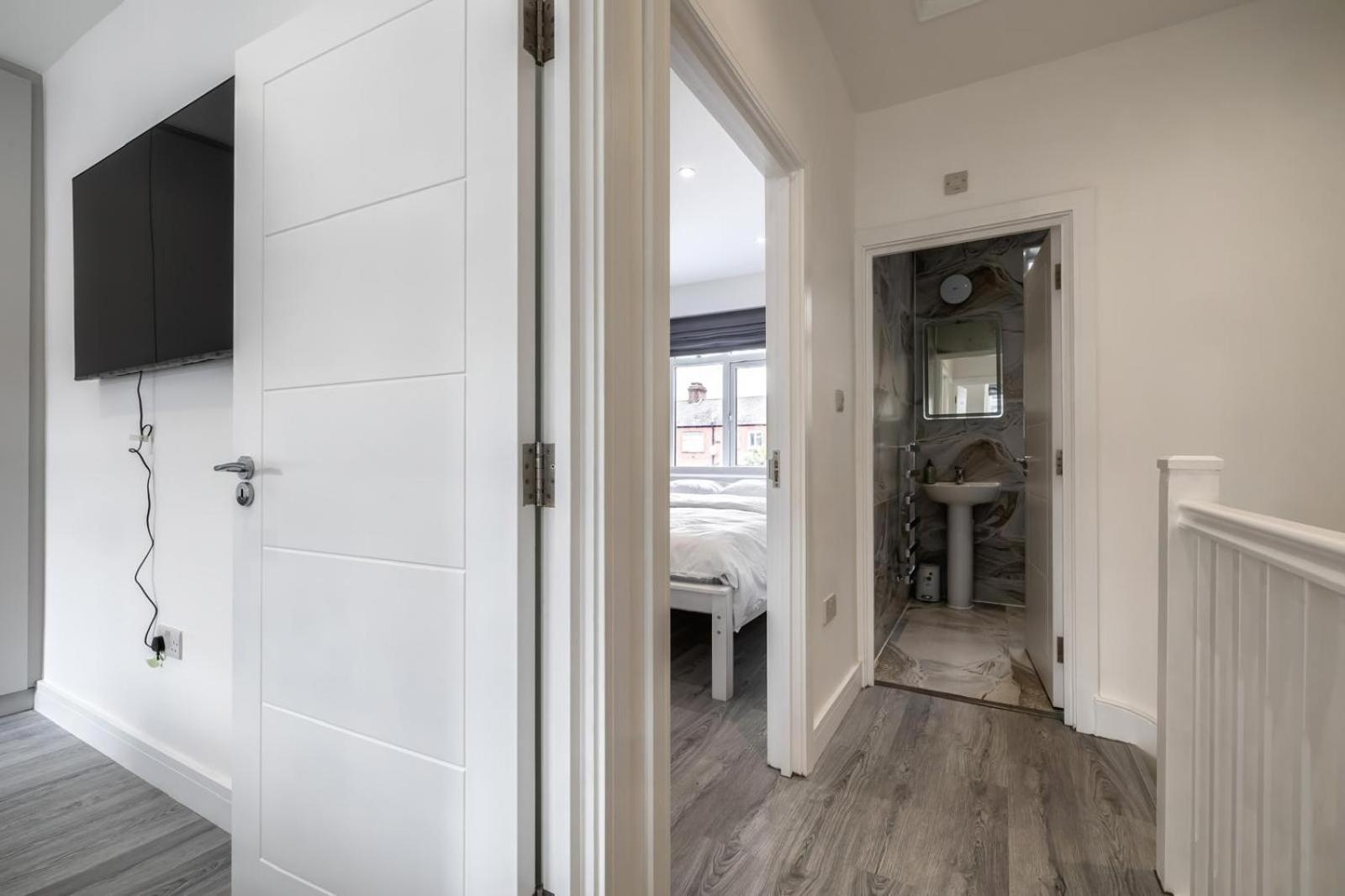 Modern home with driveway parking for 2 vehicles, near Tottenham Hotspur Stadium, White Hart Lane Train Station
