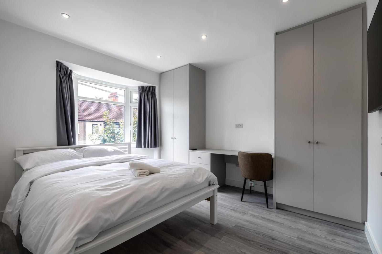 Modern home with driveway parking for 2 vehicles, near Tottenham Hotspur Stadium, White Hart Lane Train Station