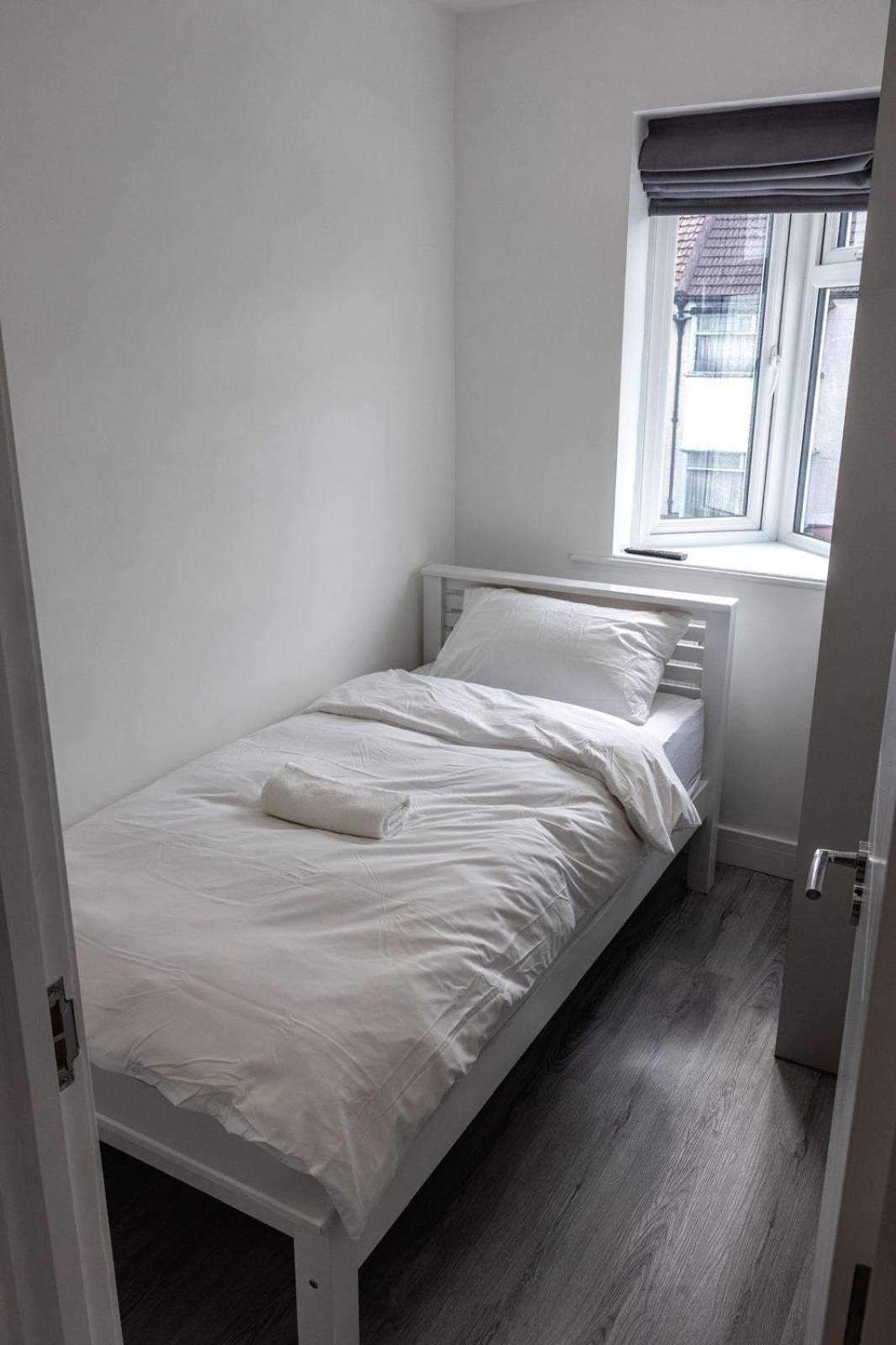 Modern home with driveway parking for 2 vehicles, near Tottenham Hotspur Stadium, White Hart Lane Train Station
