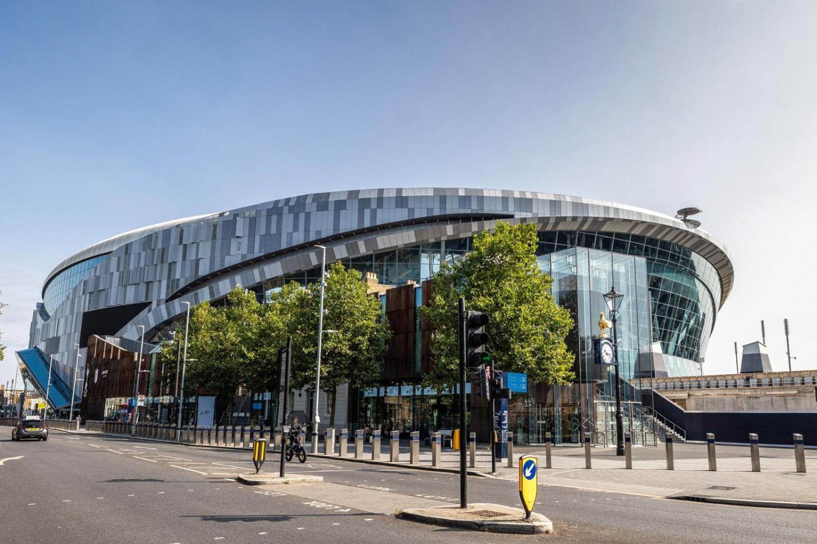 Modern home with driveway parking for 2 vehicles, near Tottenham Hotspur Stadium, White Hart Lane Train Station