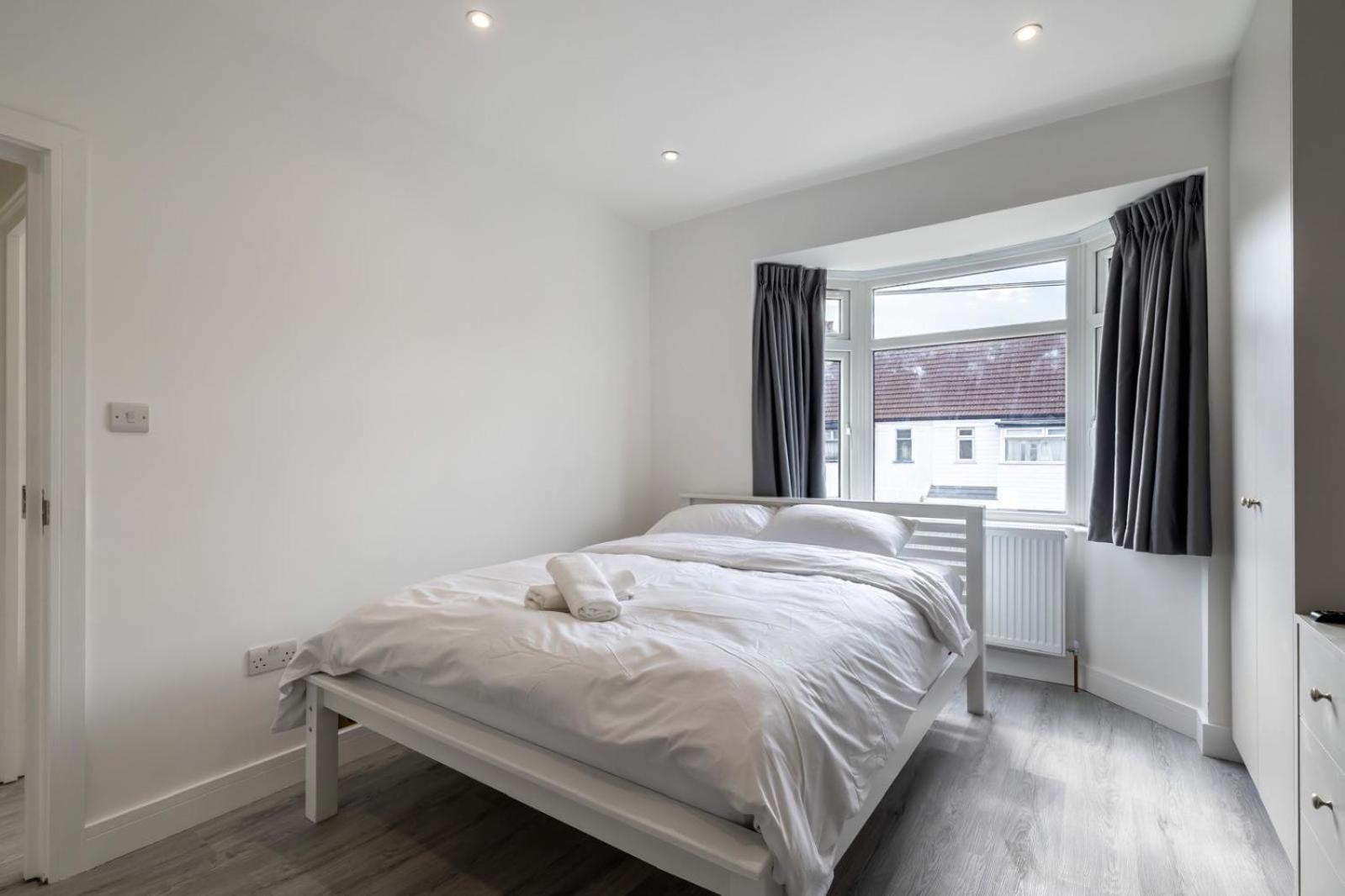Modern home with driveway parking for 2 vehicles, near Tottenham Hotspur Stadium, White Hart Lane Train Station
