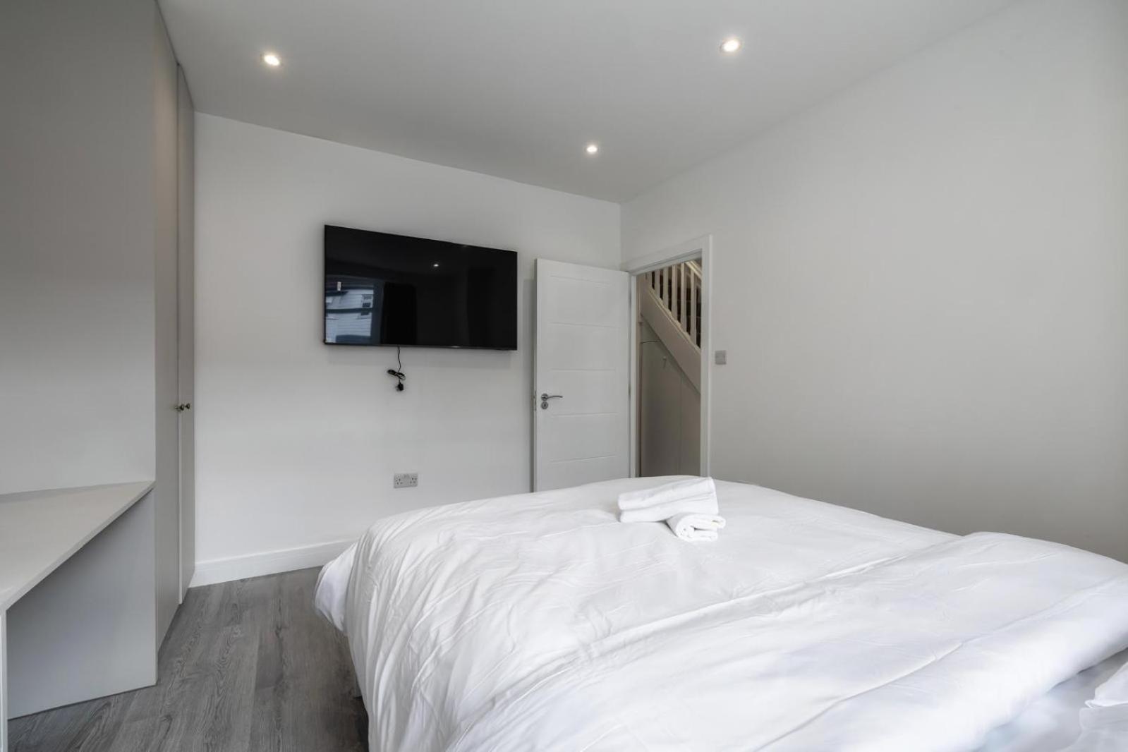 Modern home with driveway parking for 2 vehicles, near Tottenham Hotspur Stadium, White Hart Lane Train Station