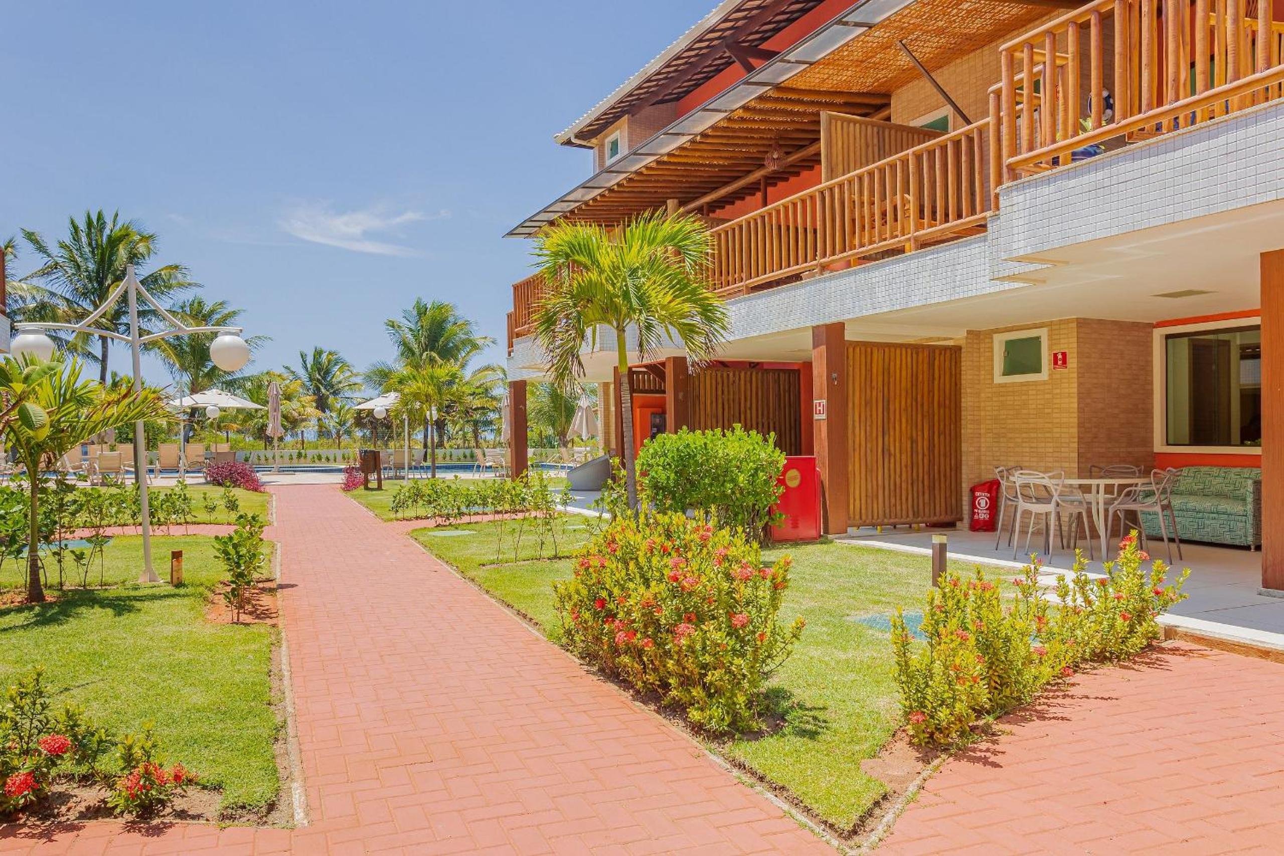 IT84 Wonderful 4-Suite Apartment, Right on the Beach - Itacimirim