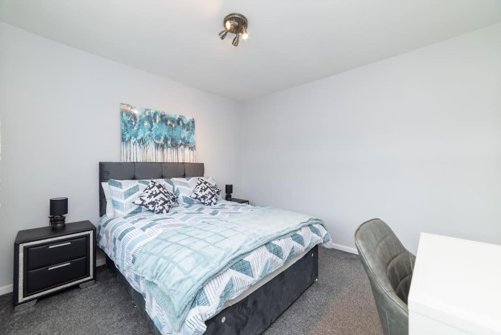 Excellent, comfortable location to visit Belfast view 2