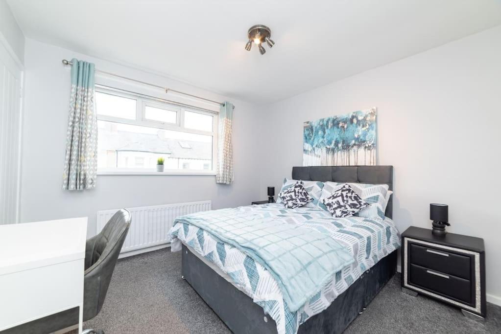 Excellent, comfortable location to visit Belfast view 3