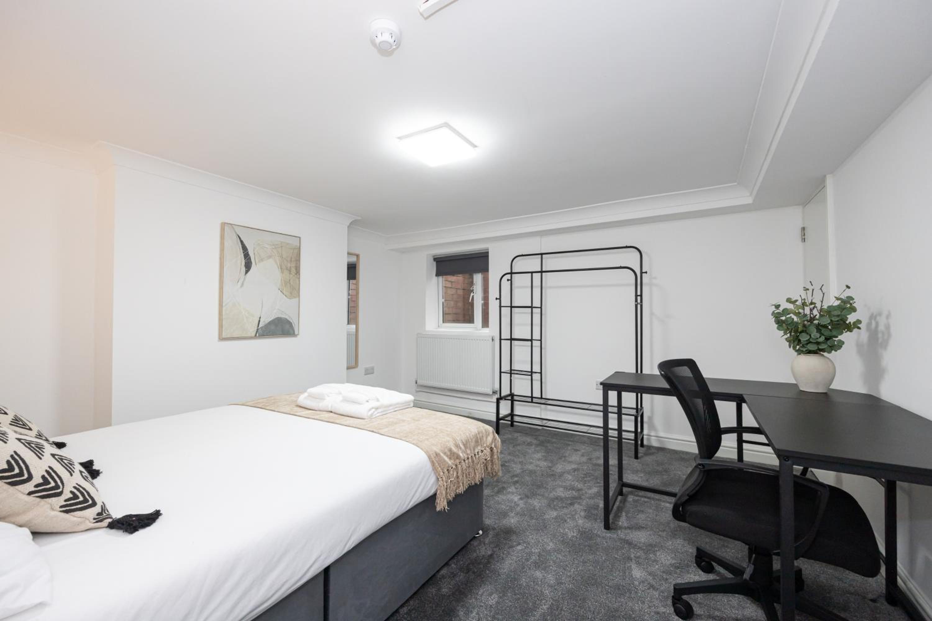 Huge 6BR Manchester Home Sleeps 12 Near City! photo 4