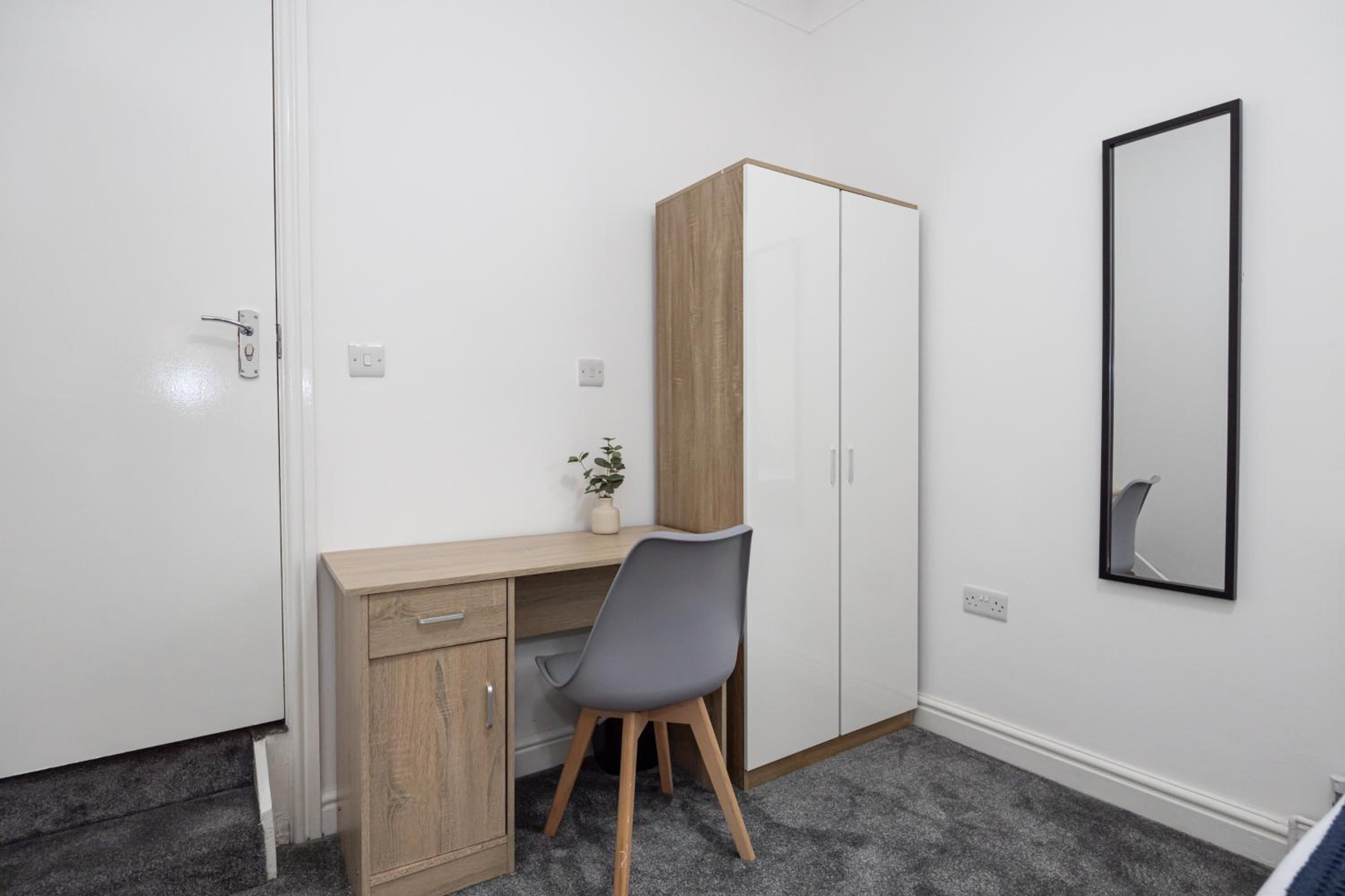 Huge 6BR Manchester Home Sleeps 12 Near City! photo 5
