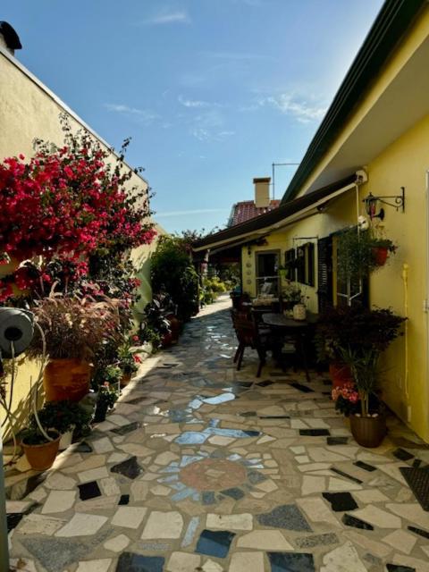 200M - Train Station Barrinha Beach House & Pool