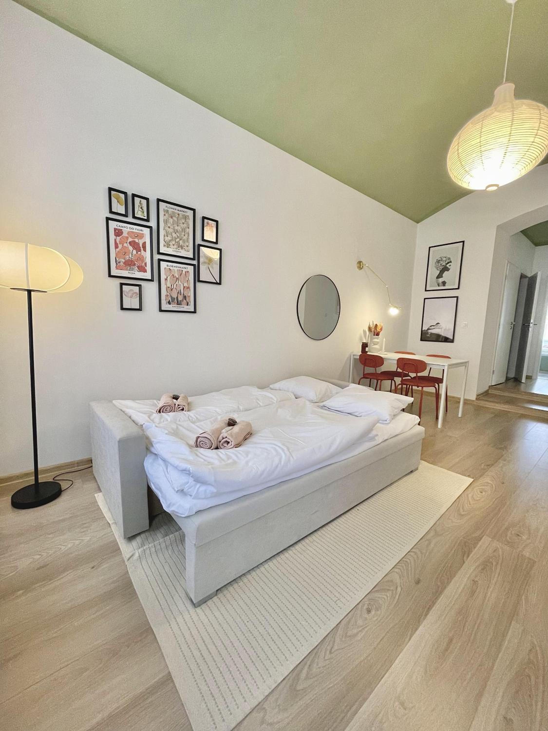 Rentero natural ground base Apartment, Prague
