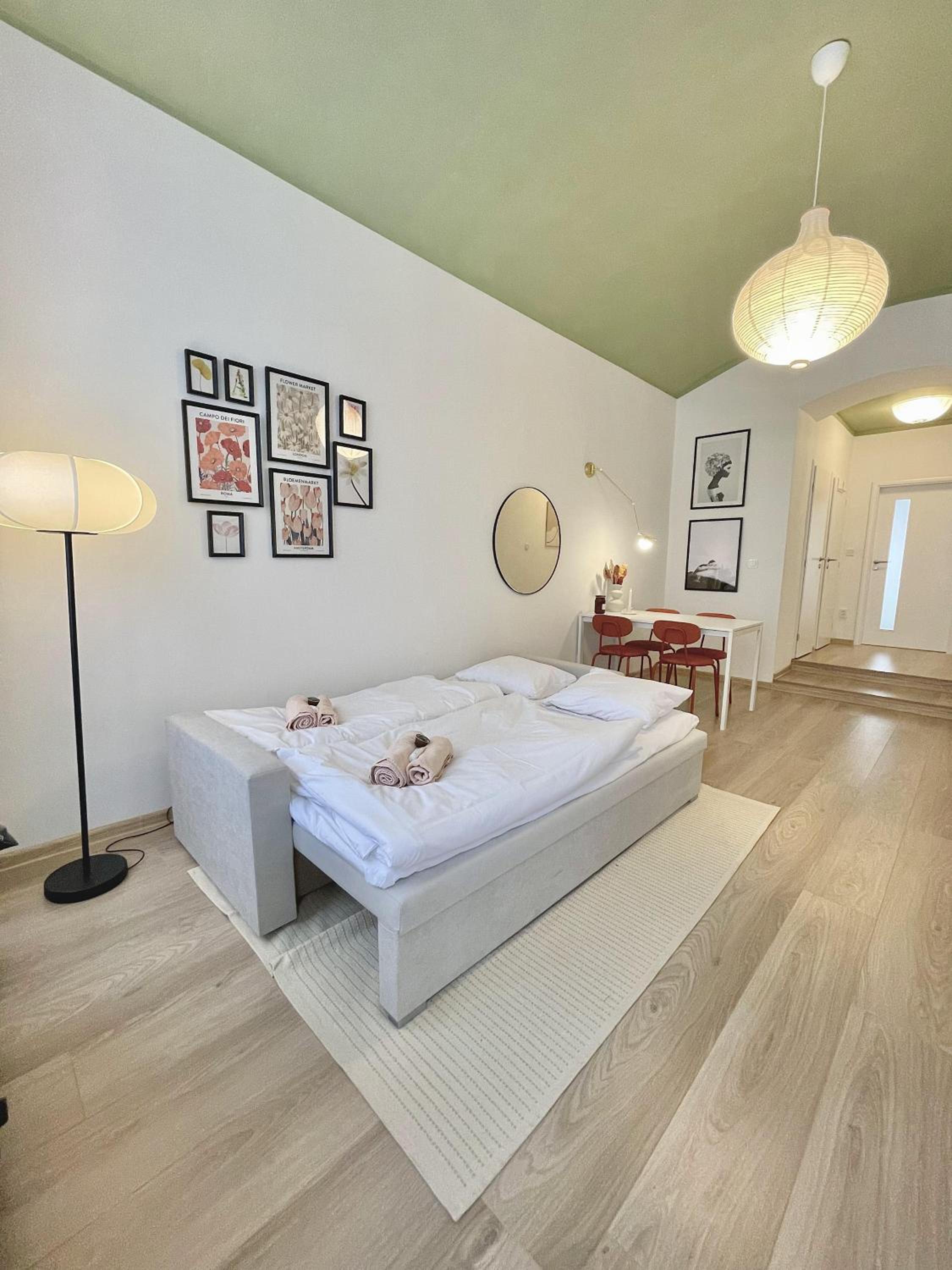 Rentero natural ground base Apartment, Prague