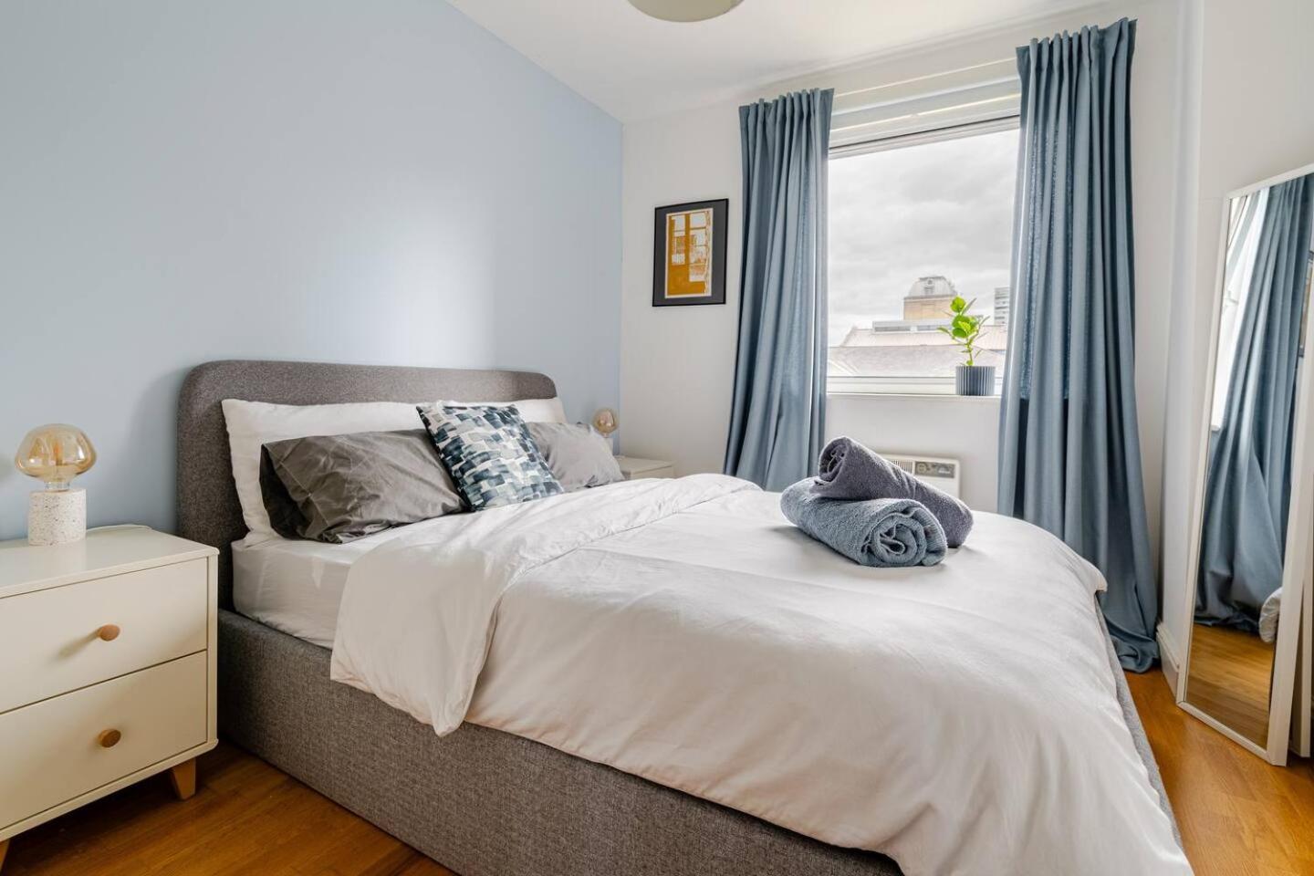 Stunning 2 bed Riverside Flat photo 2