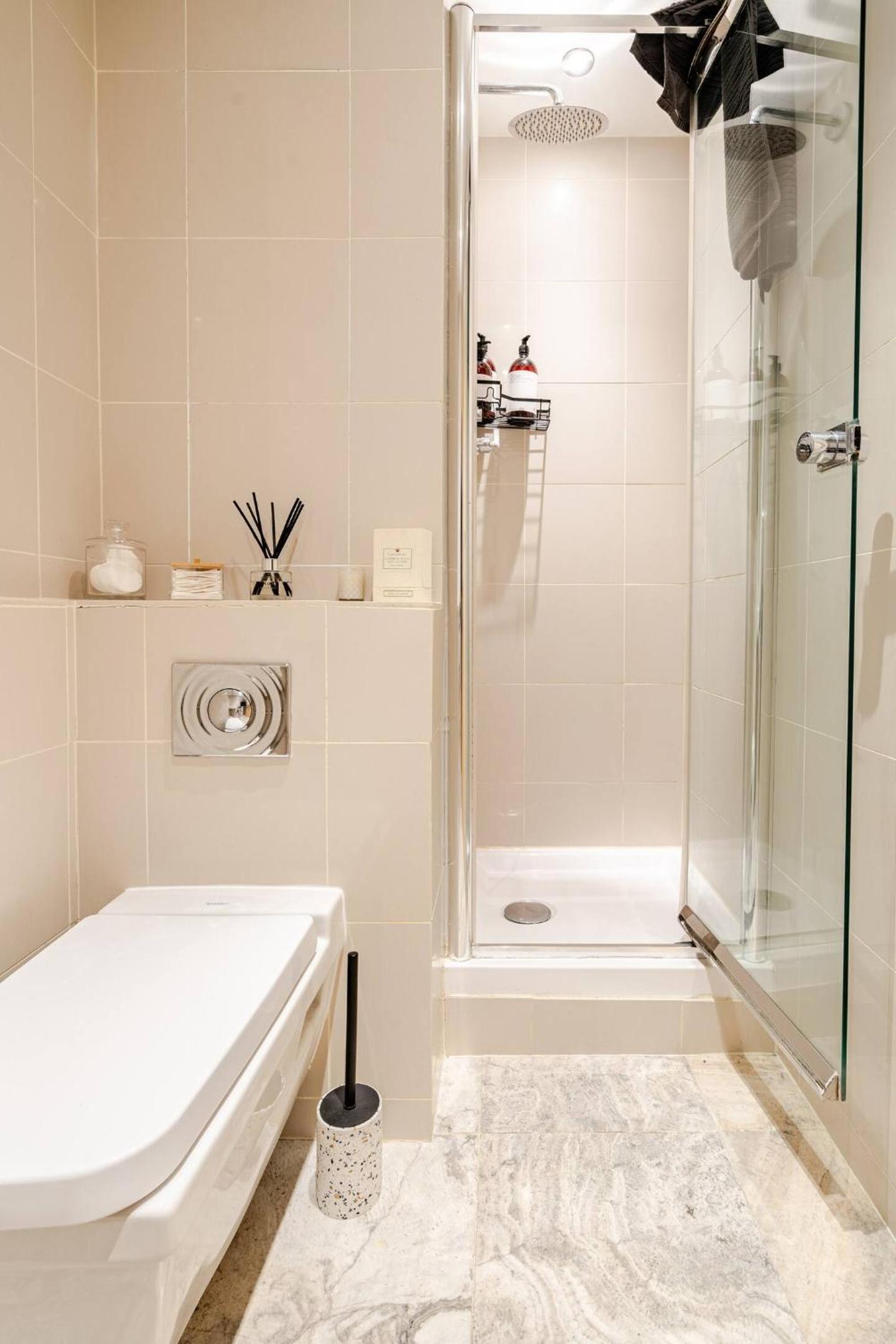 Stunning 2 bed Riverside Flat — bathroom