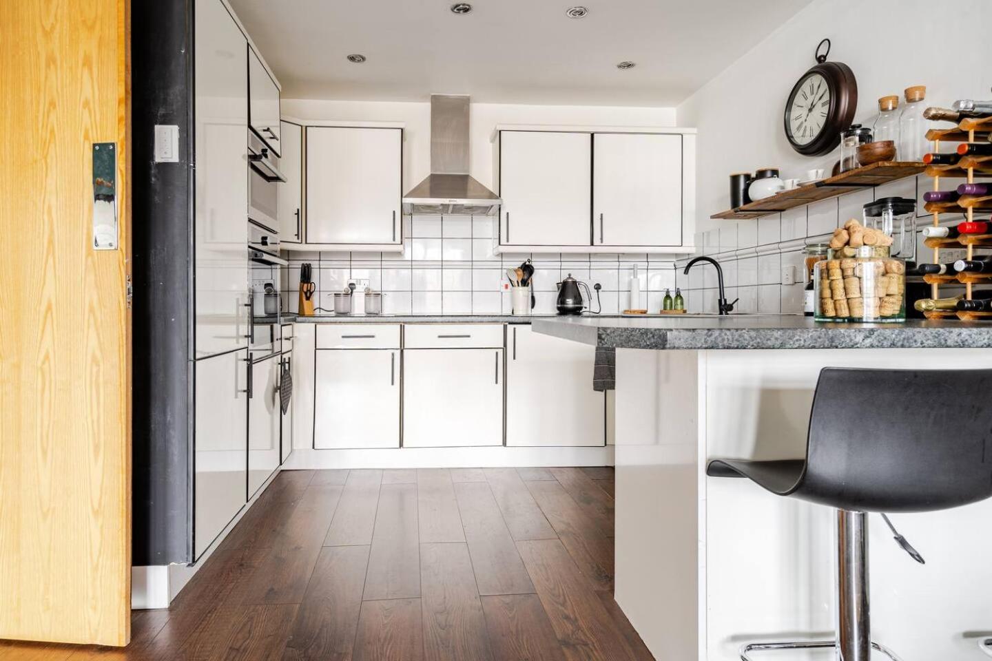Stunning 2 bed Riverside Flat photo 3