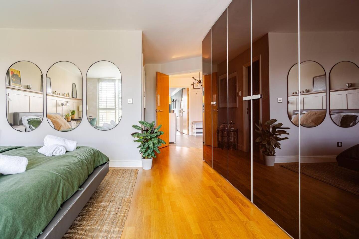 Stunning 2 bed Riverside Flat — hotel room
