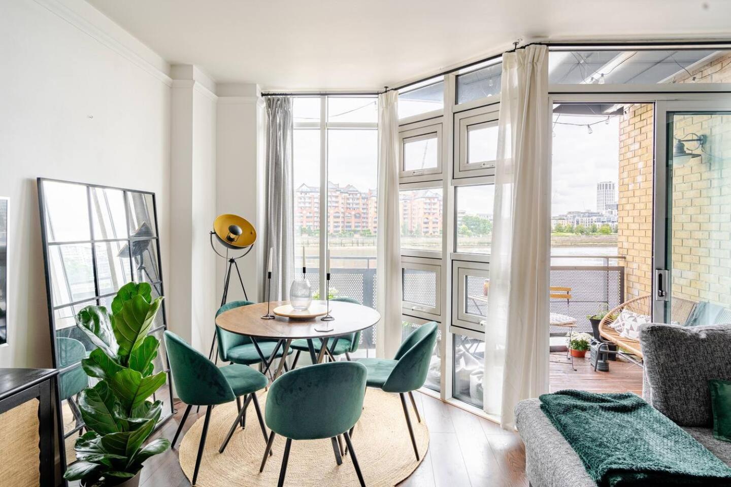Stunning 2 bed Riverside Flat photo 5