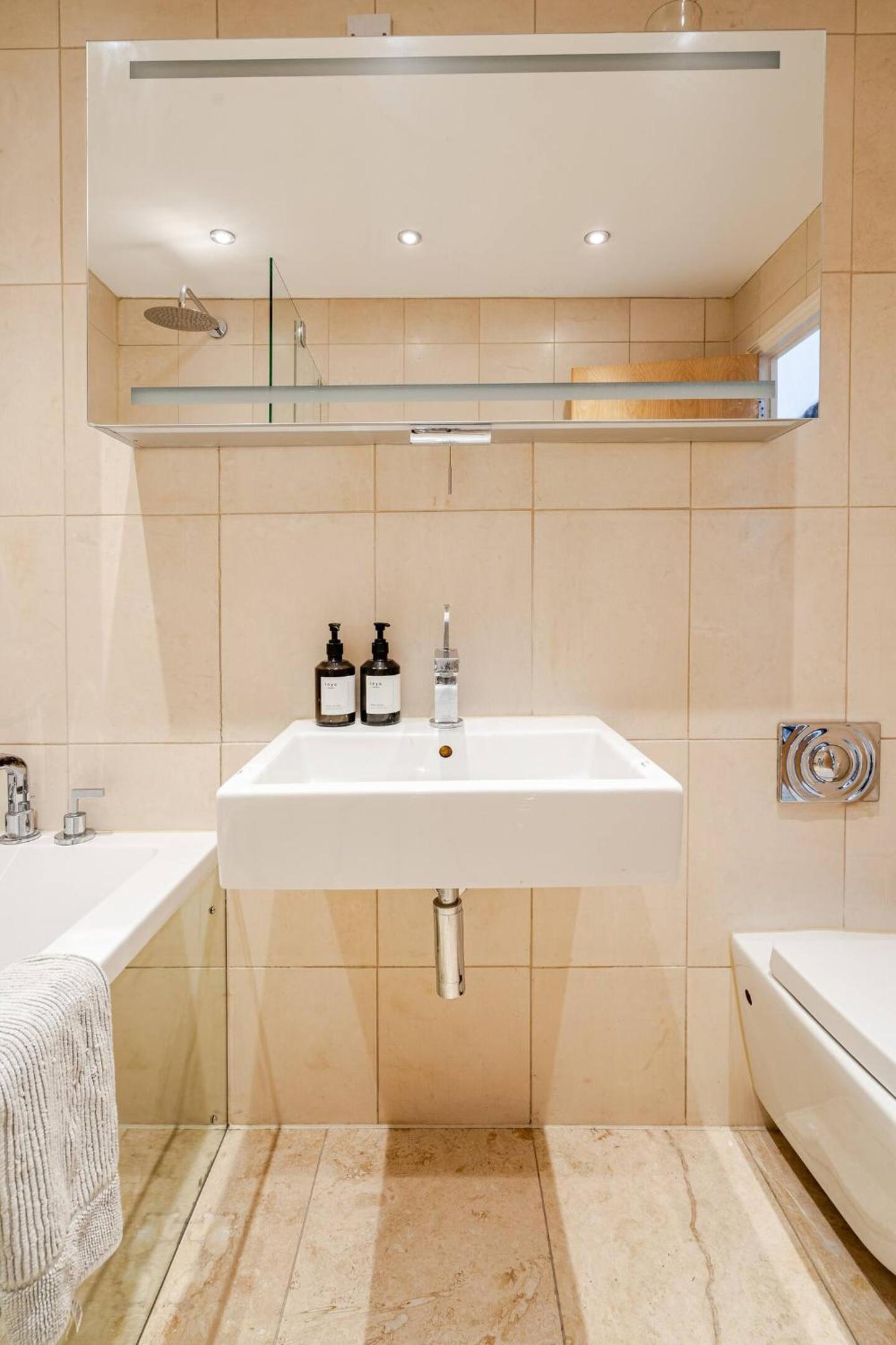 Stunning 2 bed Riverside Flat photo 4