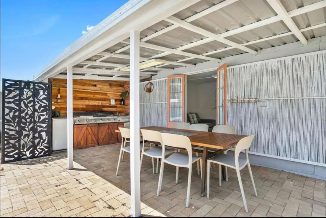 Pet friendly100m to Beach and Cafe by Custom Bnb Hosting