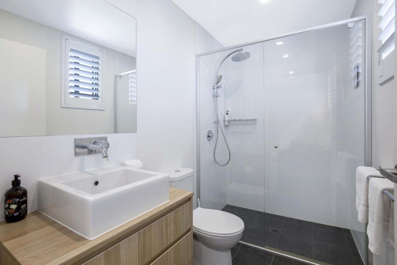 Contemporary Apt, Premium Local, WiFi, Wine, Cafes by Custom Bnb Hosting