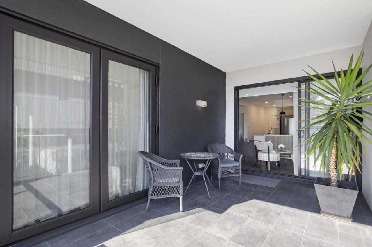 Contemporary Apt, Premium Local, WiFi, Wine, Cafes by Custom Bnb Hosting