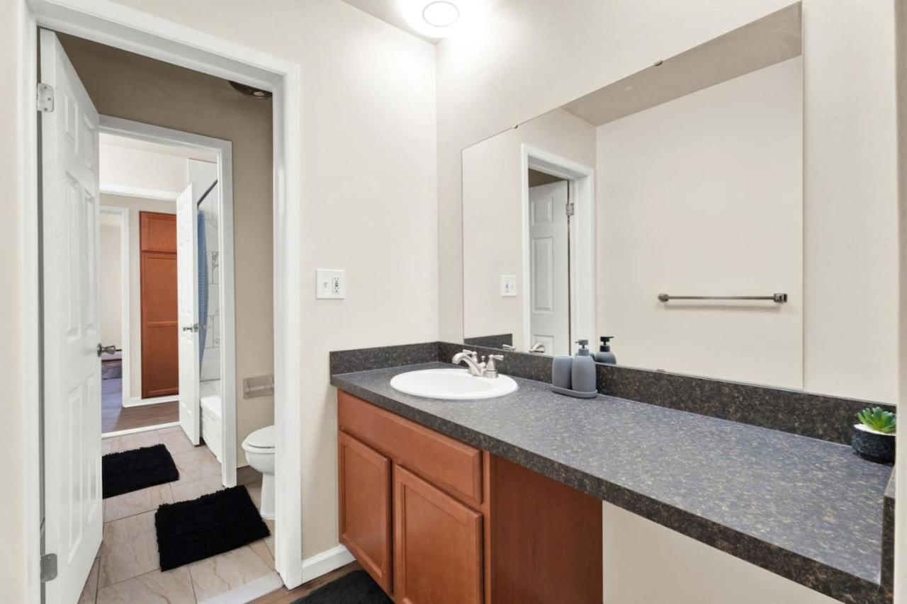 Sterling Heights Tranquil Retreat view 4