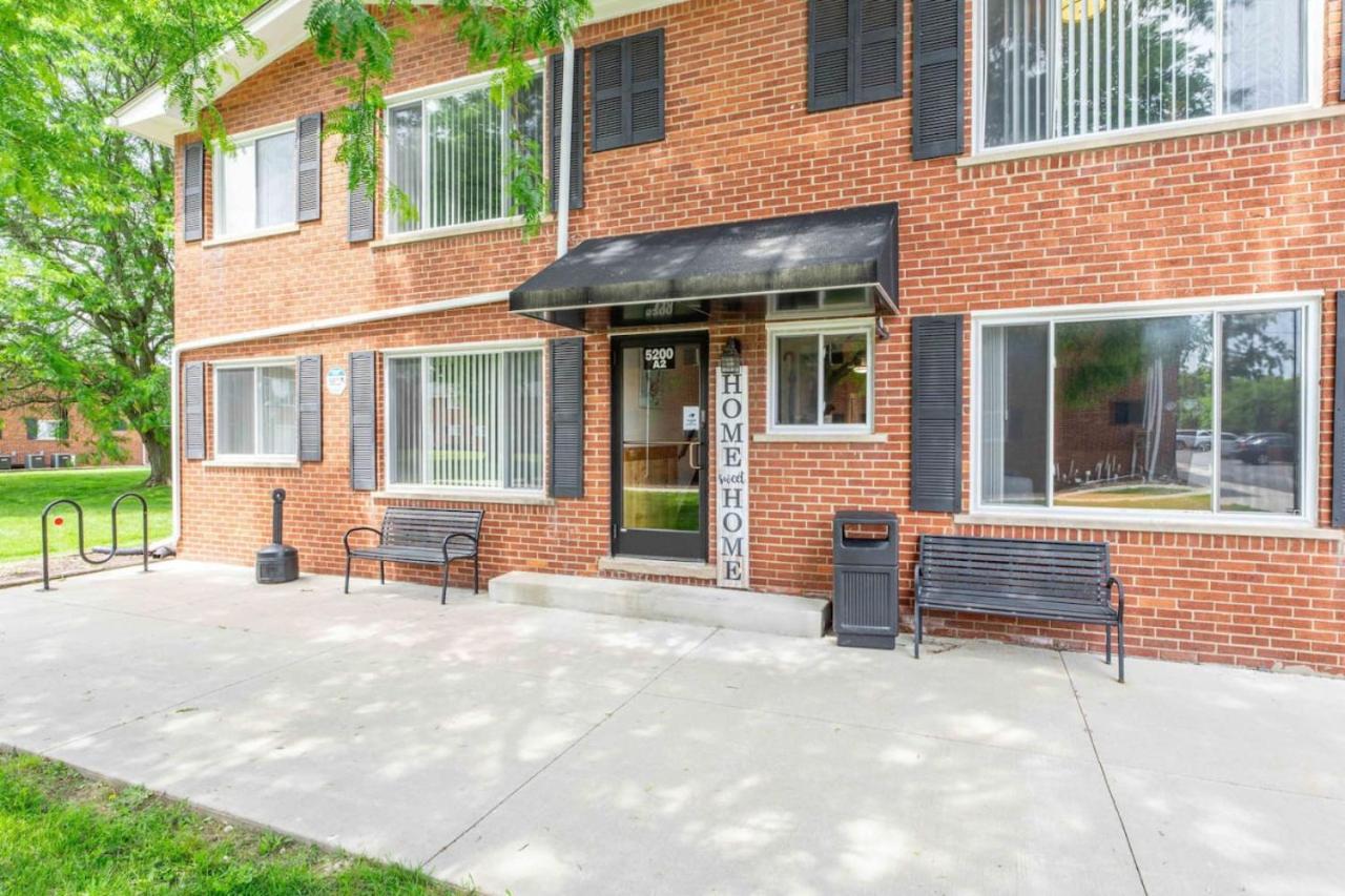 Stylish Comfy Shleby Retreat Patio Parking view 3