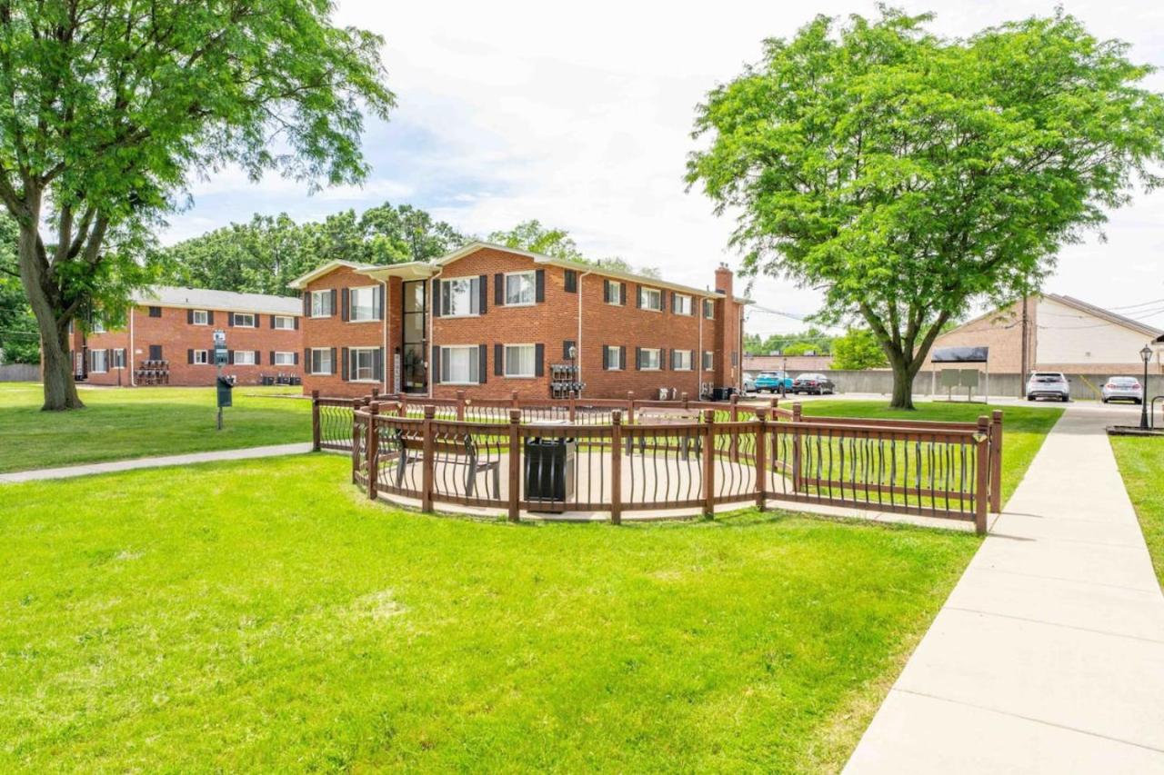 Stylish Comfy Shleby Retreat Patio Parking view 5
