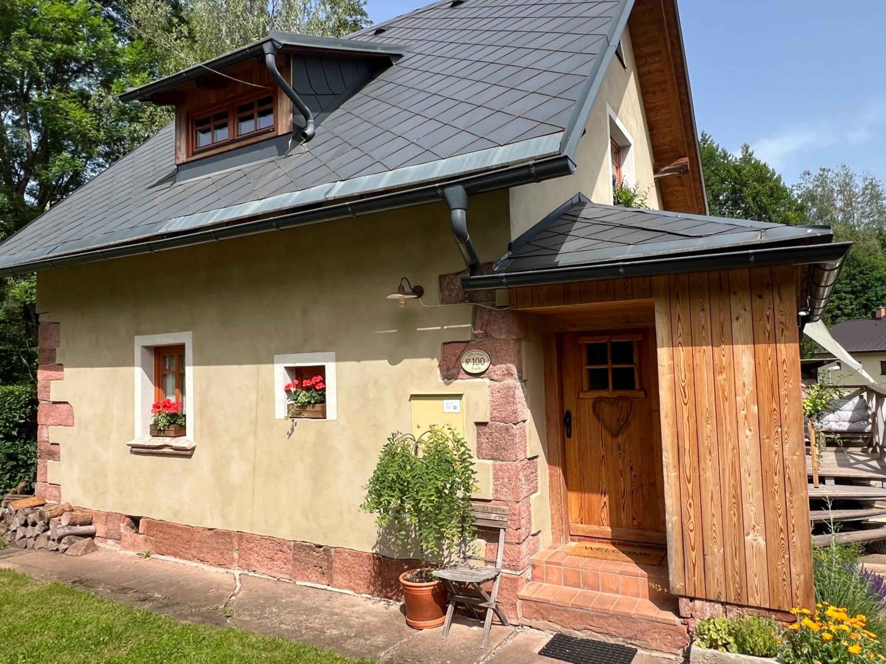 Little Cottage No.100