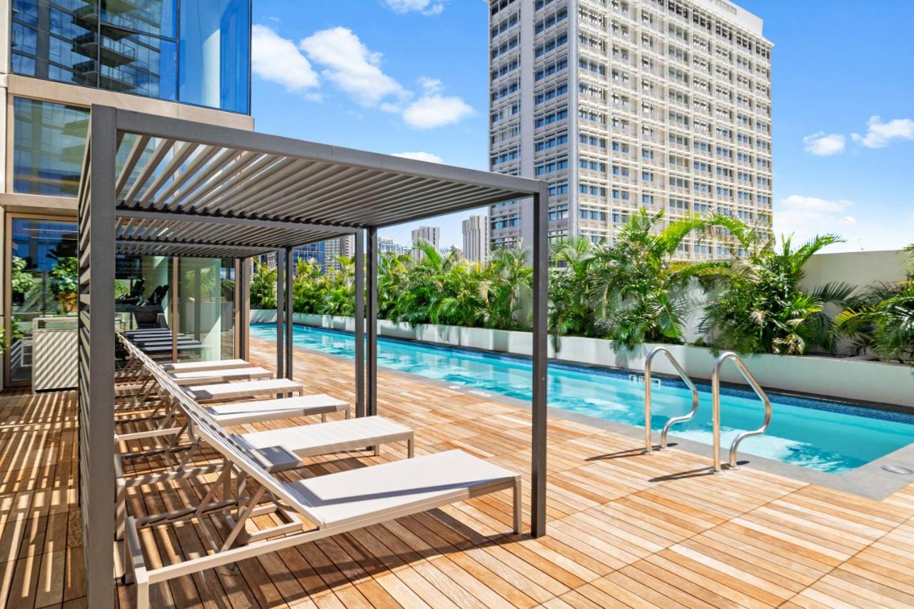 Upscale SKY Ala Moana Brand new 2 bedroom Sleeps 6