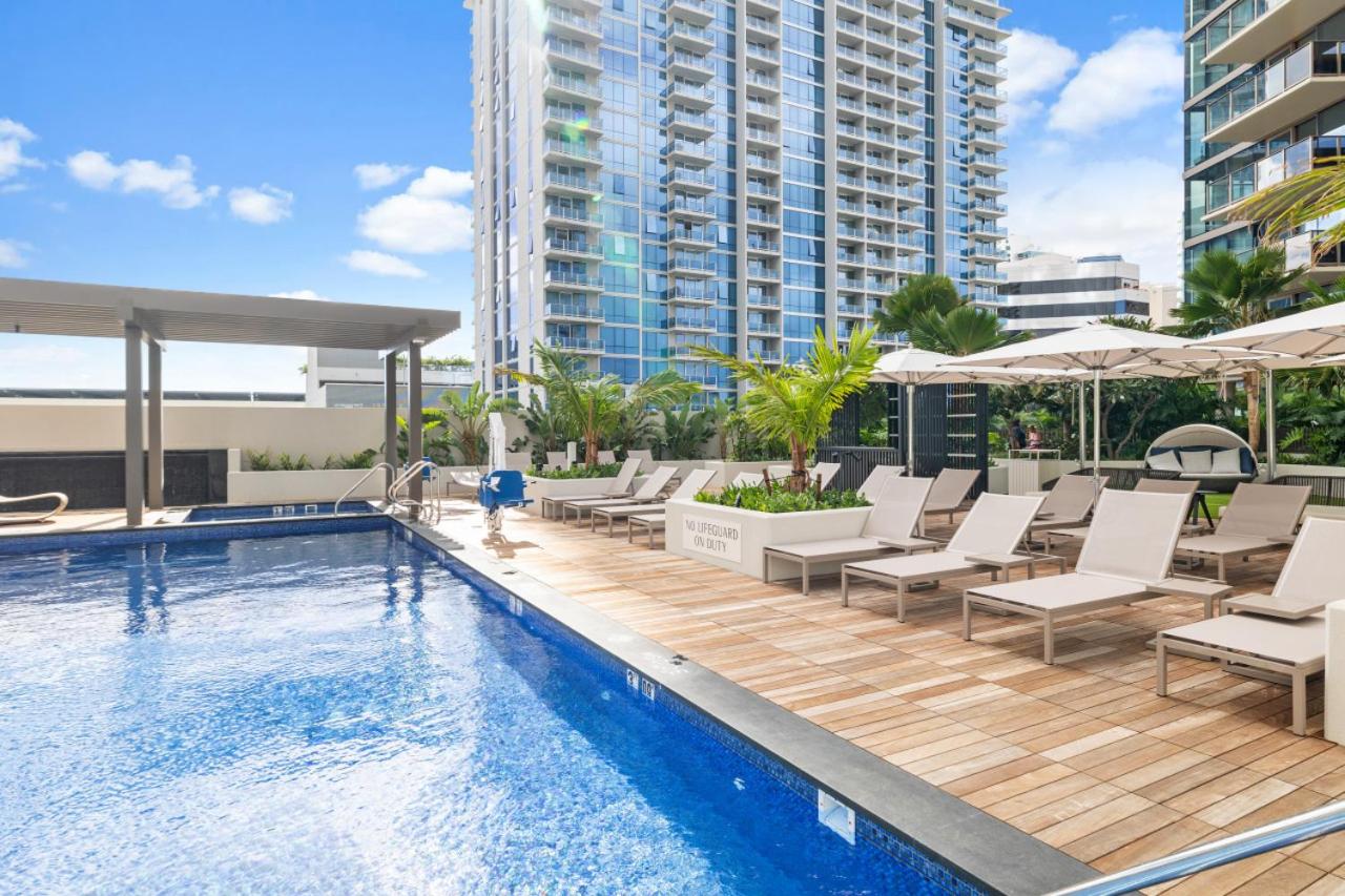 Upscale SKY Ala Moana Brand new 2 bedroom Sleeps 6