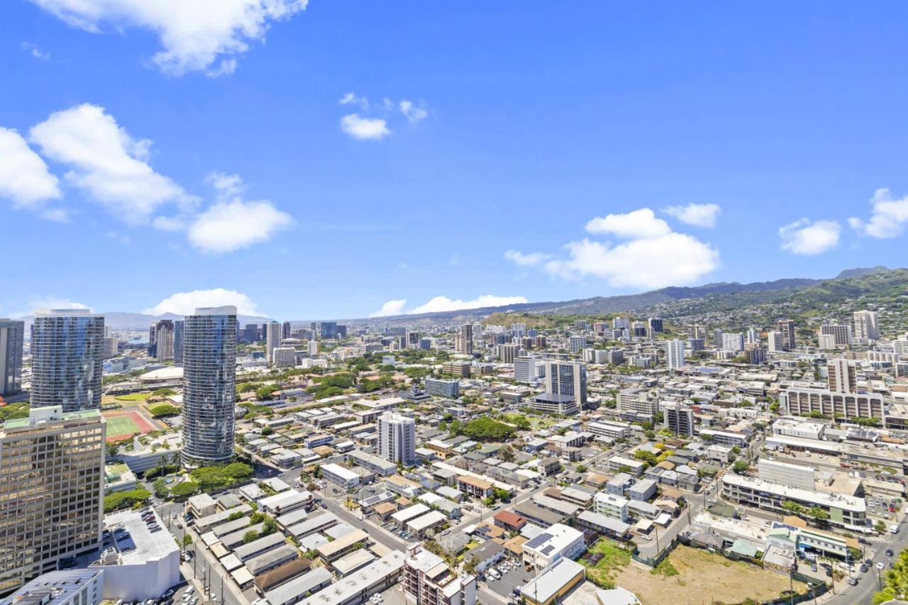 Upscale SKY Ala Moana Brand new 2 bedroom Sleeps 6