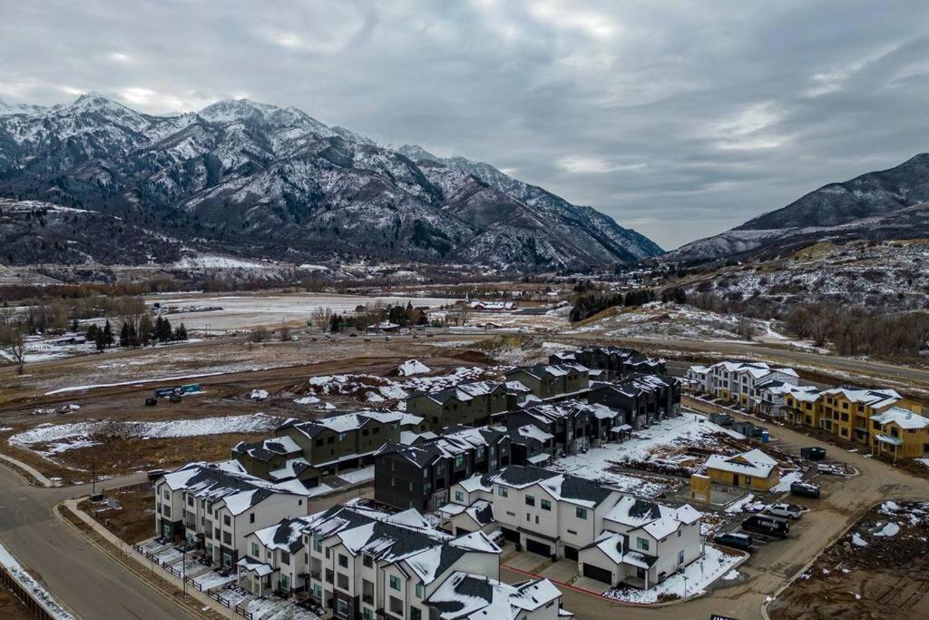 Modern Mountain Escape R5054Snowbasin Ski Getaway view 3