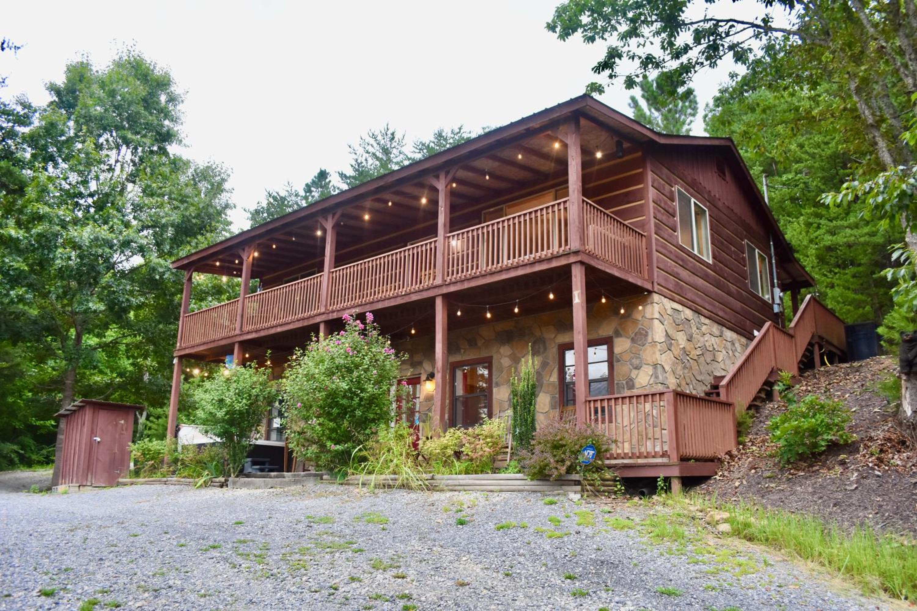 Hotel East Tennessee Family Mountain Retreat with Private Vineyard - Image 1