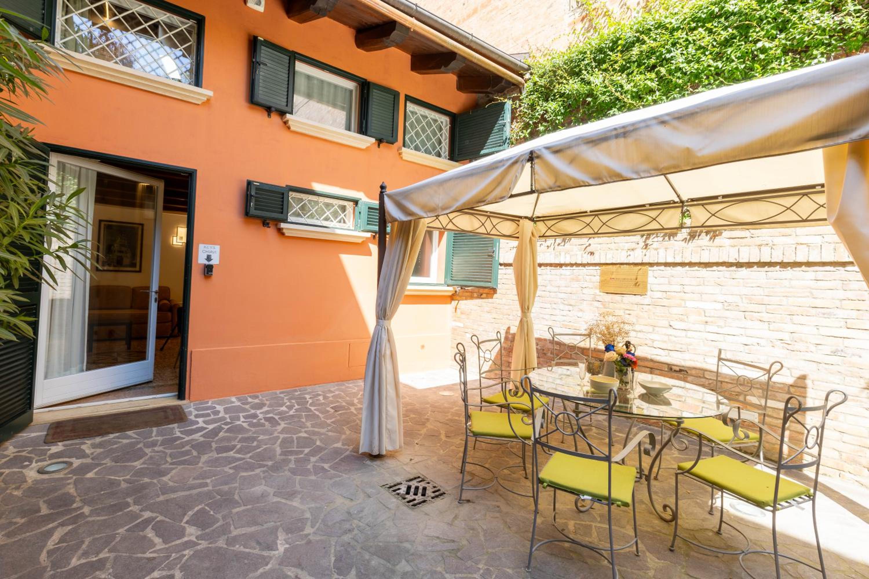 BolognaRoomscom - Isaia Garden Private Garden Spa Bath
